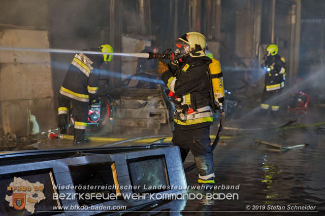 20190512 Großbrand mit gefährlichen Detonationen bei einem Autohaus im Gewerbegebiet Tribuswinkel-Oeynhausen Foto: © Stefan Schneider 20190512 Großbrand mit gefährlichen Detonationen bei einem Autohaus im Gewerbegebiet Tribuswinkel-Oeynhausen Foto: © Stefan Schneider