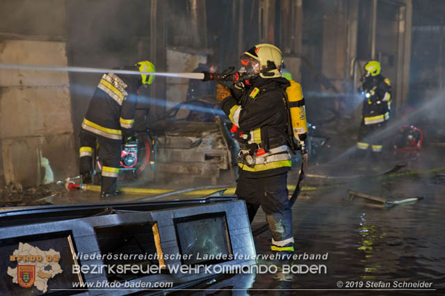 20190512 Großbrand mit gefährlichen Detonationen bei einem Autohaus im Gewerbegebiet Tribuswinkel-Oeynhausen   Foto: © Stefan Schneider