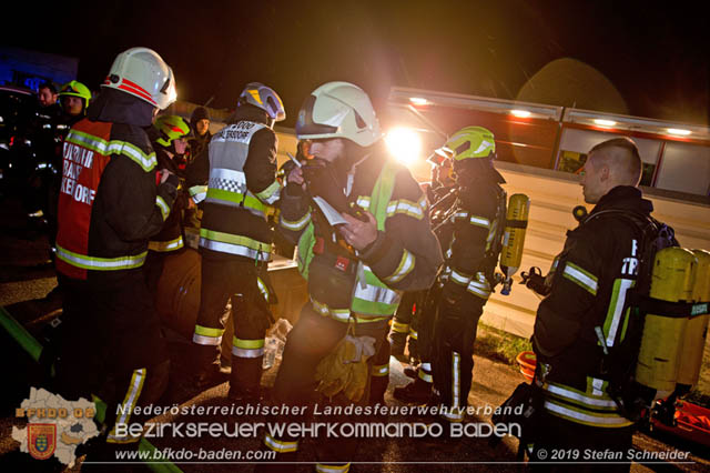 20190512 Großbrand mit gefährlichen Detonationen bei einem Autohaus im Gewerbegebiet Tribuswinkel-Oeynhausen   Foto: © Stefan Schneider