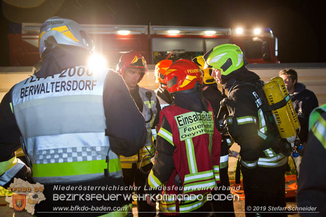 20190512 Großbrand mit gefährlichen Detonationen bei einem Autohaus im Gewerbegebiet Tribuswinkel-Oeynhausen   Foto: © Stefan Schneider