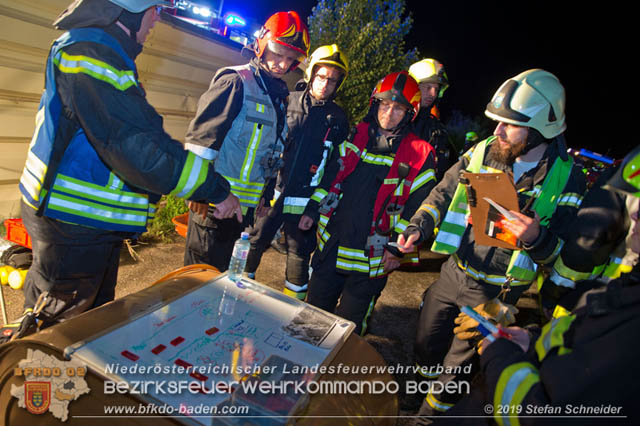 20190512 Großbrand mit gefährlichen Detonationen bei einem Autohaus im Gewerbegebiet Tribuswinkel-Oeynhausen   Foto: © Stefan Schneider