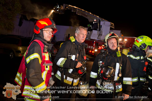 20190512 Großbrand mit gefährlichen Detonationen bei einem Autohaus im Gewerbegebiet Tribuswinkel-Oeynhausen   Foto: © Stefan Schneider