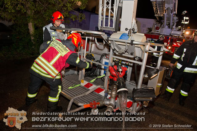 20190512 Großbrand mit gefährlichen Detonationen bei einem Autohaus im Gewerbegebiet Tribuswinkel-Oeynhausen   Foto: © Stefan Schneider