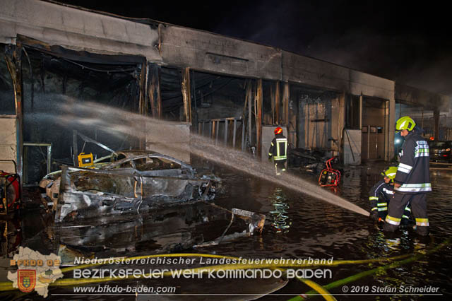20190512 Großbrand mit gefährlichen Detonationen bei einem Autohaus im Gewerbegebiet Tribuswinkel-Oeynhausen Foto: © Stefan Schneider 20190512 Großbrand mit gefährlichen Detonationen bei einem Autohaus im Gewerbegebiet Tribuswinkel-Oeynhausen Foto: © Stefan Schneider