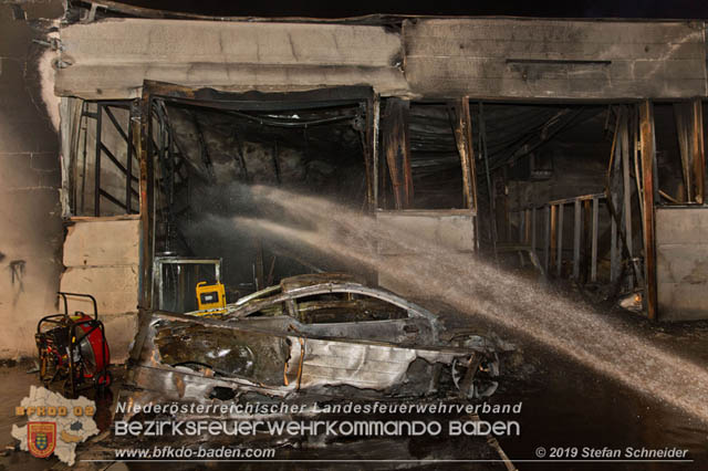 20190512 Großbrand mit gefährlichen Detonationen bei einem Autohaus im Gewerbegebiet Tribuswinkel-Oeynhausen   Foto: © Stefan Schneider