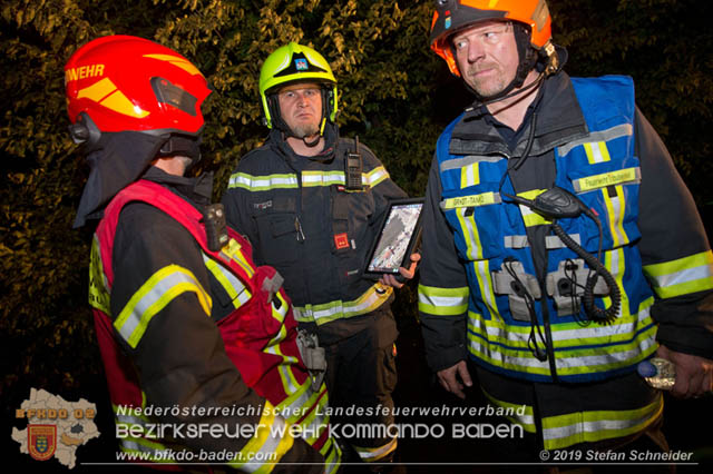 20190512 Großbrand mit gefährlichen Detonationen bei einem Autohaus im Gewerbegebiet Tribuswinkel-Oeynhausen   Foto: © Stefan Schneider