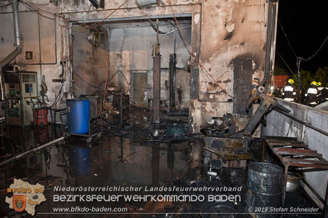 20190512 Großbrand mit gefährlichen Detonationen bei einem Autohaus im Gewerbegebiet Tribuswinkel-Oeynhausen Foto: © Stefan Schneider 20190512 Großbrand mit gefährlichen Detonationen bei einem Autohaus im Gewerbegebiet Tribuswinkel-Oeynhausen Foto: © Stefan Schneider