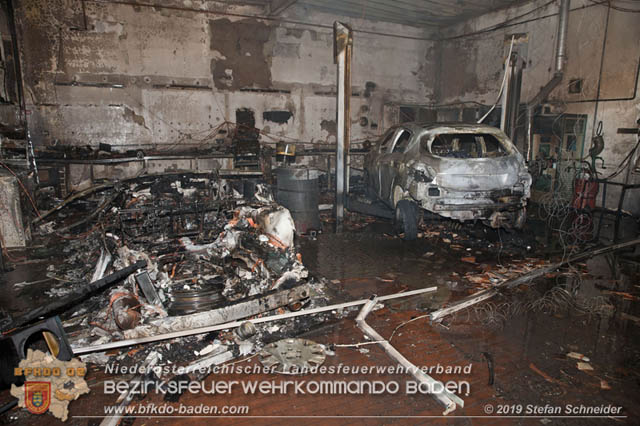 20190512 Großbrand mit gefährlichen Detonationen bei einem Autohaus im Gewerbegebiet Tribuswinkel-Oeynhausen Foto: © Stefan Schneider 20190512 Großbrand mit gefährlichen Detonationen bei einem Autohaus im Gewerbegebiet Tribuswinkel-Oeynhausen Foto: © Stefan Schneider