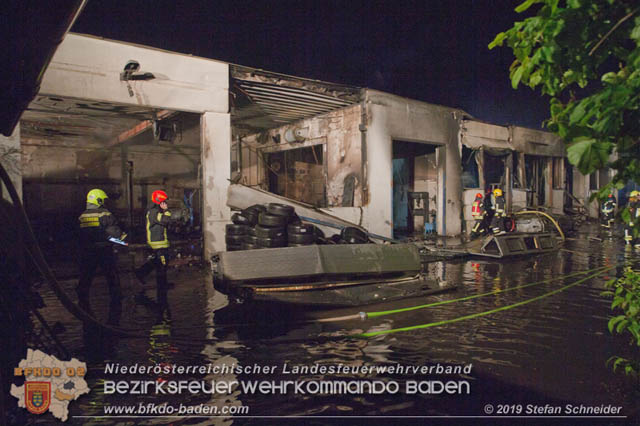 20190512 Großbrand mit gefährlichen Detonationen bei einem Autohaus im Gewerbegebiet Tribuswinkel-Oeynhausen   Foto: © Stefan Schneider