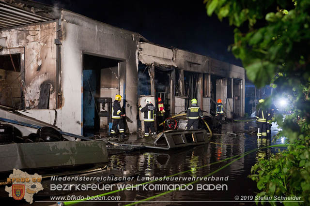 20190512 Großbrand mit gefährlichen Detonationen bei einem Autohaus im Gewerbegebiet Tribuswinkel-Oeynhausen   Foto: © Stefan Schneider