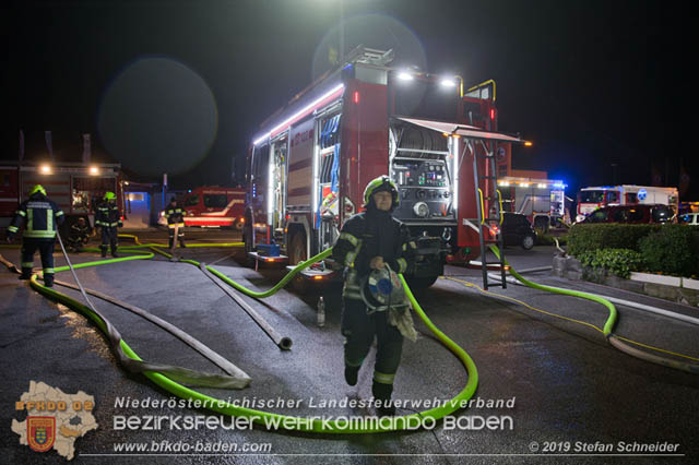 20190512 Großbrand mit gefährlichen Detonationen bei einem Autohaus im Gewerbegebiet Tribuswinkel-Oeynhausen   Foto: © Stefan Schneider