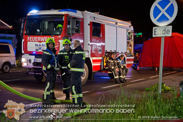 20190512 Großbrand mit gefährlichen Detonationen bei einem Autohaus im Gewerbegebiet Tribuswinkel-Oeynhausen   Foto: © Stefan Schneider