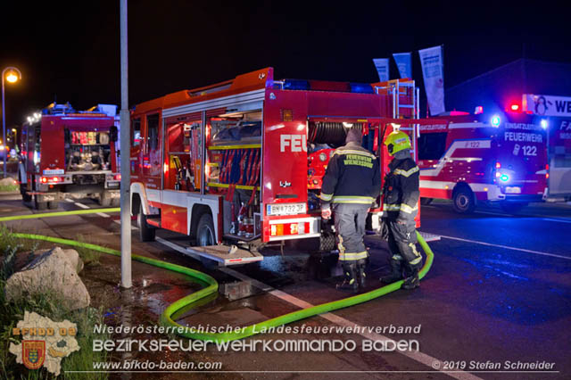 20190512 Großbrand mit gefährlichen Detonationen bei einem Autohaus im Gewerbegebiet Tribuswinkel-Oeynhausen   Foto: © Stefan Schneider