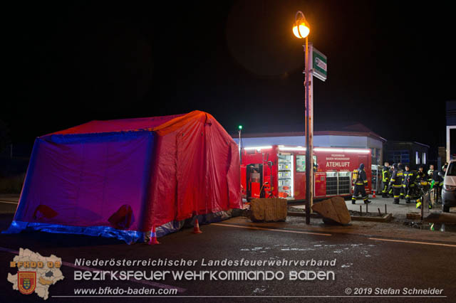 20190512 Großbrand mit gefährlichen Detonationen bei einem Autohaus im Gewerbegebiet Tribuswinkel-Oeynhausen   Foto: © Stefan Schneider