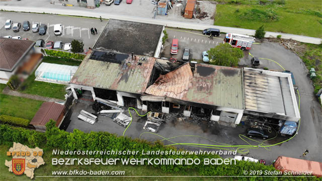 20190512 Großbrand mit gefährlichen Detonationen bei einem Autohaus im Gewerbegebiet Tribuswinkel-Oeynhausen   Foto: © Stefan Schneider