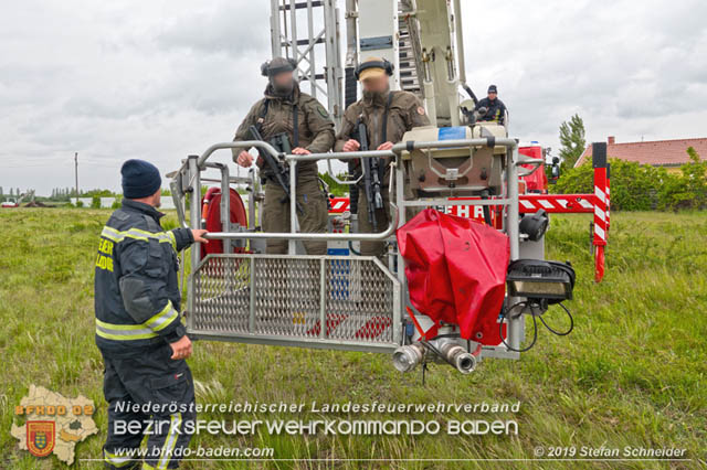 20190512 Großbrand mit gefährlichen Detonationen bei einem Autohaus im Gewerbegebiet Tribuswinkel-Oeynhausen   Foto: © Stefan Schneider