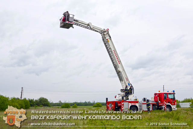 20190512 Großbrand mit gefährlichen Detonationen bei einem Autohaus im Gewerbegebiet Tribuswinkel-Oeynhausen   Foto: © Stefan Schneider