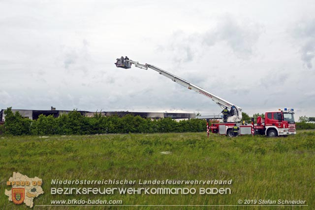 20190512 Großbrand mit gefährlichen Detonationen bei einem Autohaus im Gewerbegebiet Tribuswinkel-Oeynhausen   Foto: © Stefan Schneider