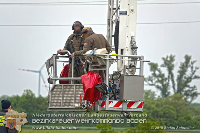 20190512 Großbrand mit gefährlichen Detonationen bei einem Autohaus im Gewerbegebiet Tribuswinkel-Oeynhausen   Foto: © Stefan Schneider