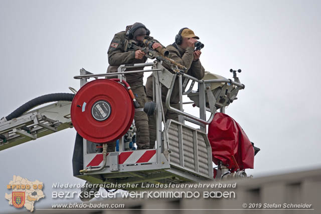 20190512 Großbrand mit gefährlichen Detonationen bei einem Autohaus im Gewerbegebiet Tribuswinkel-Oeynhausen   Foto: © Stefan Schneider