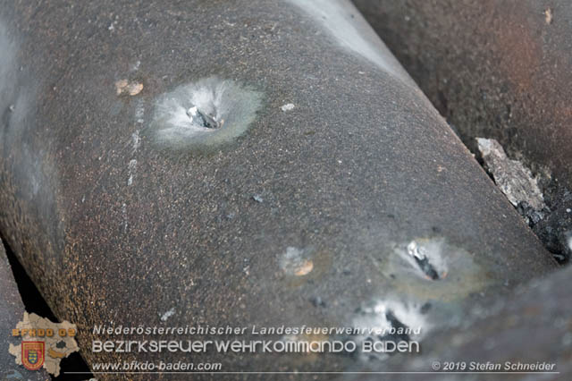 20190512 Großbrand mit gefährlichen Detonationen bei einem Autohaus im Gewerbegebiet Tribuswinkel-Oeynhausen Foto: © Stefan Schneider 20190512 Großbrand mit gefährlichen Detonationen bei einem Autohaus im Gewerbegebiet Tribuswinkel-Oeynhausen Foto: © Stefan Schneider