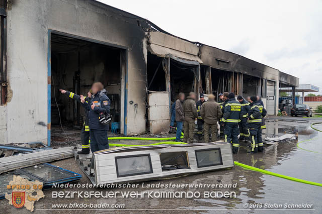 20190512 Großbrand mit gefährlichen Detonationen bei einem Autohaus im Gewerbegebiet Tribuswinkel-Oeynhausen   Foto: © Stefan Schneider