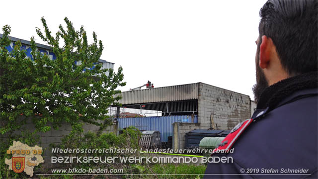 20190512 Großbrand mit gefährlichen Detonationen bei einem Autohaus im Gewerbegebiet Tribuswinkel-Oeynhausen Foto: © Stefan Schneider 20190512 Großbrand mit gefährlichen Detonationen bei einem Autohaus im Gewerbegebiet Tribuswinkel-Oeynhausen Foto: © Stefan Schneider