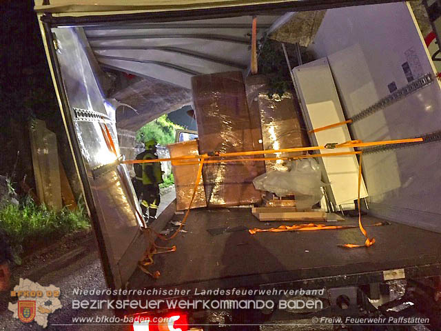 20190518 Fahrzeugbergung in Pfaffst�tten Ein�dstra�e  Foto: � Freiwillige Feuerwehr Pfaffst�tten