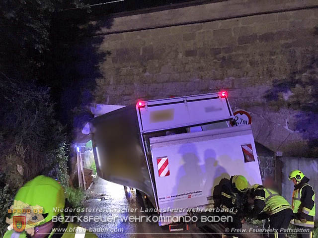 20190518 Fahrzeugbergung in Pfaffst�tten Ein�dstra�e  Foto: � Freiwillige Feuerwehr Pfaffst�tten