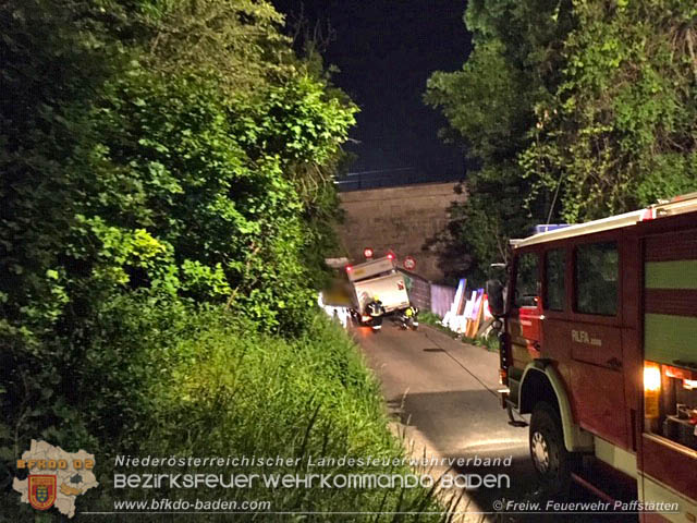 20190518 Fahrzeugbergung in Pfaffst�tten Ein�dstra�e  Foto: � Freiwillige Feuerwehr Pfaffst�tten