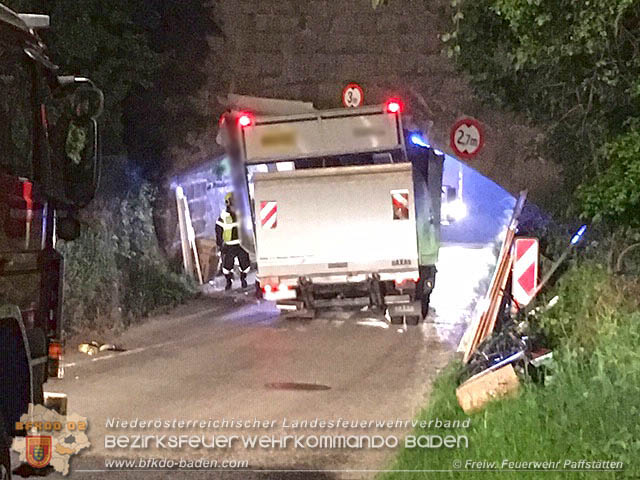 20190518 Fahrzeugbergung in Pfaffst�tten Ein�dstra�e  Foto: � Freiwillige Feuerwehr Pfaffst�tten