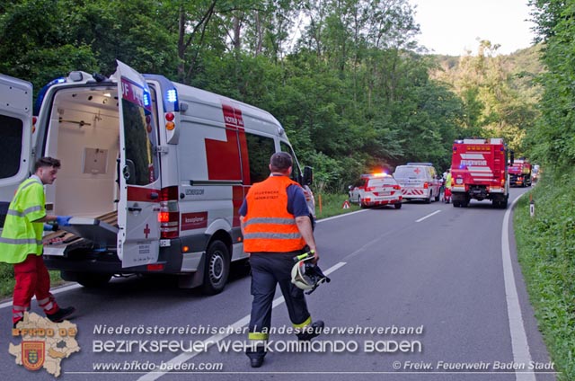 20190630 Verkehrsunfall mit mehreren Verletzten auf der LB210 im Helenental  Fotos: © FF Baden-Stadt Martin Grassl u. Martin Lichtenauer