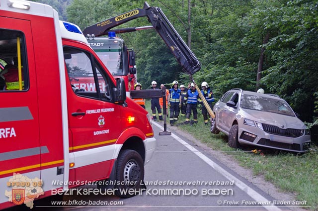 20190630 Verkehrsunfall mit mehreren Verletzten auf der LB210 im Helenental Fotos: © FF Baden-Stadt Martin Grassl u. Martin Lichtenauer 20190630 Verkehrsunfall mit mehreren Verletzten auf der LB210 im Helenental Fotos: © FF Baden-Stadt Martin Grassl u. Martin Lichtenauer