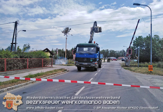 20190705 Lkw erfasste bei Bahnbergang die Oberleitung der Pottendorfer-Linie  Foto:  Alexander Richter AFKDO Ebreichsdorf
