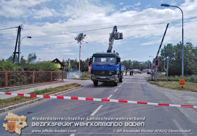 20190705 Lkw erfasste bei Bahnübergang die Oberleitung der Pottendorfer-Linie Foto: © Alexander Richter AFKDO Ebreichsdorf 20190705 Lkw erfasste bei Bahnübergang die Oberleitung der Pottendorfer-Linie Foto: © Alexander Richter AFKDO Ebreichsdorf