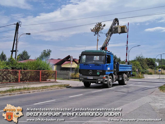 20190705 Lkw erfasste bei Bahnbergang die Oberleitung der Pottendorfer-Linie  Foto:  Alexander Graf FF Unterwaltersdorf