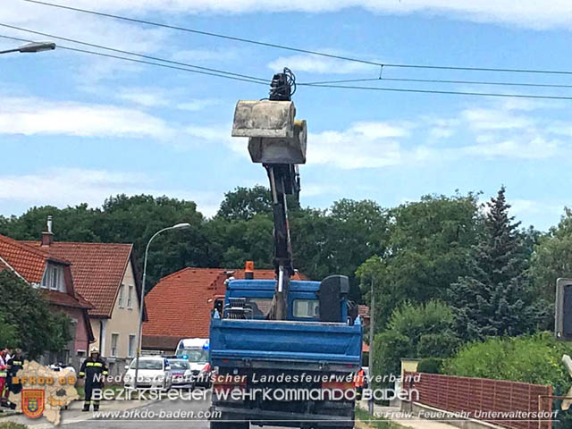 20190705 Lkw erfasste bei Bahnübergang die Oberleitung der Pottendorfer-Linie Foto: © Alexander Graf FF Unterwaltersdorf 20190705 Lkw erfasste bei Bahnübergang die Oberleitung der Pottendorfer-Linie Foto: © Alexander Graf FF Unterwaltersdorf