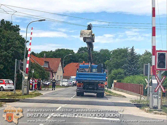 20190705 Lkw erfasste bei Bahnübergang die Oberleitung der Pottendorfer-Linie Foto: © Alexander Graf FF Unterwaltersdorf 20190705 Lkw erfasste bei Bahnübergang die Oberleitung der Pottendorfer-Linie Foto: © Alexander Graf FF Unterwaltersdorf