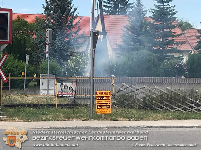 20190705 Lkw erfasste bei Bahnbergang die Oberleitung der Pottendorfer-Linie  Foto:  Alexander Graf FF Unterwaltersdorf