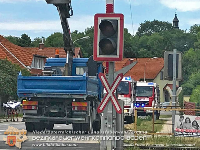 20190705 Lkw erfasste bei Bahnübergang die Oberleitung der Pottendorfer-Linie Foto: © Alexander Graf FF Unterwaltersdorf 20190705 Lkw erfasste bei Bahnübergang die Oberleitung der Pottendorfer-Linie Foto: © Alexander Graf FF Unterwaltersdorf