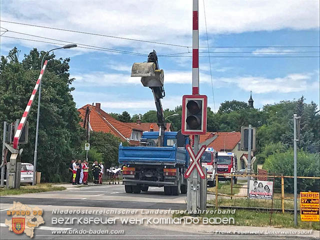 20190705 Lkw erfasste bei Bahnbergang die Oberleitung der Pottendorfer-Linie  Foto:  Alexander Graf FF Unterwaltersdorf