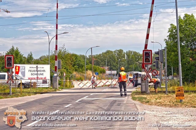 20190705 Lkw erfasste bei Bahnübergang die Oberleitung der Pottendorfer-Linie Foto: © Stefan Schneider BFK Baden 20190705 Lkw erfasste bei Bahnübergang die Oberleitung der Pottendorfer-Linie Foto: © Stefan Schneider BFK Baden