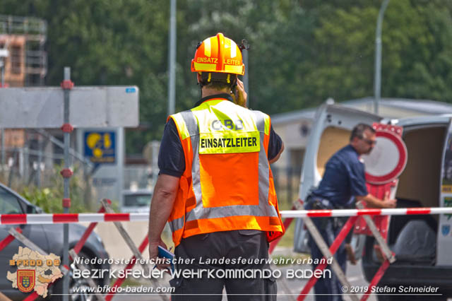 20190705 Lkw erfasste bei Bahnübergang die Oberleitung der Pottendorfer-Linie Foto: © Stefan Schneider BFK Baden 20190705 Lkw erfasste bei Bahnübergang die Oberleitung der Pottendorfer-Linie Foto: © Stefan Schneider BFK Baden