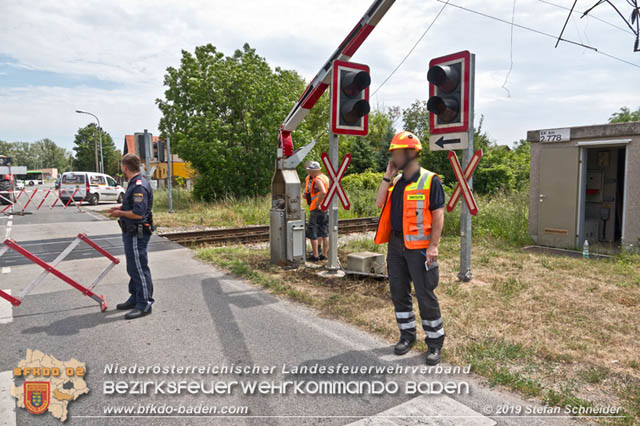 20190705 Lkw erfasste bei Bahnübergang die Oberleitung der Pottendorfer-Linie Foto: © Stefan Schneider BFK Baden 20190705 Lkw erfasste bei Bahnübergang die Oberleitung der Pottendorfer-Linie Foto: © Stefan Schneider BFK Baden