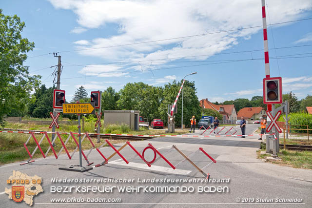 20190705 Lkw erfasste bei Bahnübergang die Oberleitung der Pottendorfer-Linie Foto: © Stefan Schneider BFK Baden 20190705 Lkw erfasste bei Bahnübergang die Oberleitung der Pottendorfer-Linie Foto: © Stefan Schneider BFK Baden