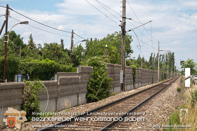 20190705 Lkw erfasste bei Bahnübergang die Oberleitung der Pottendorfer-Linie Foto: © Stefan Schneider BFK Baden 20190705 Lkw erfasste bei Bahnübergang die Oberleitung der Pottendorfer-Linie Foto: © Stefan Schneider BFK Baden