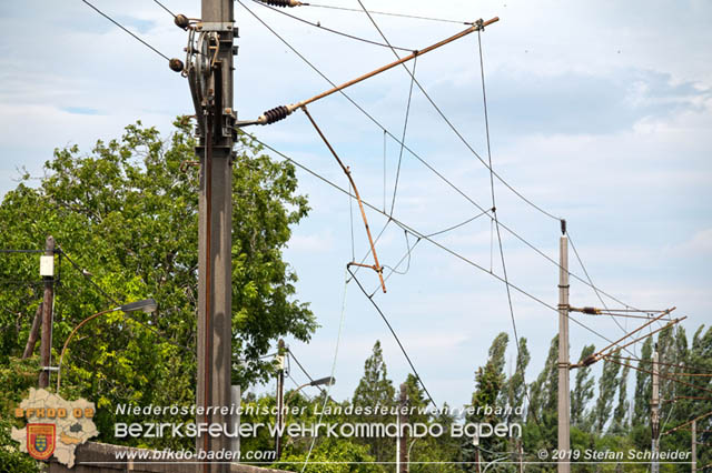 20190705 Lkw erfasste bei Bahnübergang die Oberleitung der Pottendorfer-Linie Foto: © Stefan Schneider BFK Baden 20190705 Lkw erfasste bei Bahnübergang die Oberleitung der Pottendorfer-Linie Foto: © Stefan Schneider BFK Baden