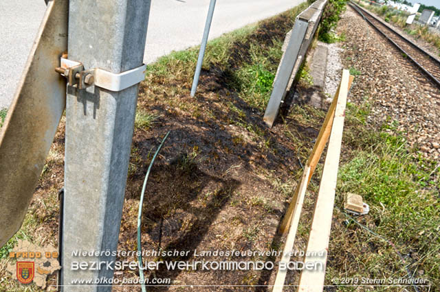 20190705 Lkw erfasste bei Bahnübergang die Oberleitung der Pottendorfer-Linie Foto: © Stefan Schneider BFK Baden 20190705 Lkw erfasste bei Bahnübergang die Oberleitung der Pottendorfer-Linie Foto: © Stefan Schneider BFK Baden