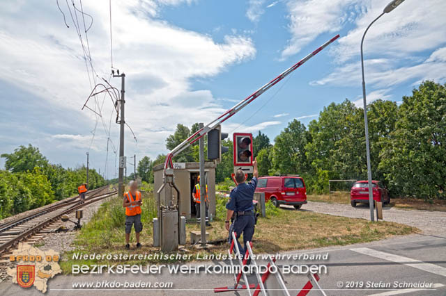 20190705 Lkw erfasste bei Bahnübergang die Oberleitung der Pottendorfer-Linie Foto: © Stefan Schneider BFK Baden 20190705 Lkw erfasste bei Bahnübergang die Oberleitung der Pottendorfer-Linie Foto: © Stefan Schneider BFK Baden