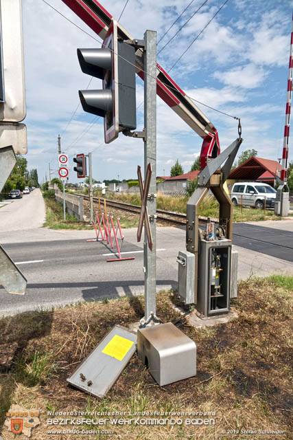20190705 Lkw erfasste bei Bahnübergang die Oberleitung der Pottendorfer-Linie Foto: © Stefan Schneider BFK Baden 20190705 Lkw erfasste bei Bahnübergang die Oberleitung der Pottendorfer-Linie Foto: © Stefan Schneider BFK Baden